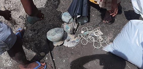 A total of 25 gold and silver ornaments were found in the pots.