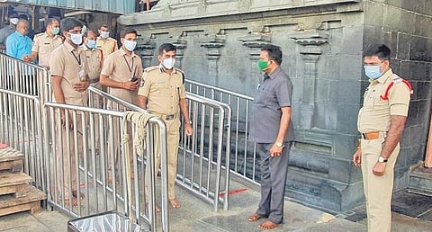 Tirupati Urban SP Avula Ramesh Reddy inspecting queue lines at Lord Venkateswara temple in Tirumala on Wednesday. (Photo| EPS)