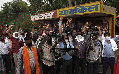 Employees of Atlas Cycle raise slogan against the company administration outside of its manufacturing unit at Sahibabad in Ghaziabad as compnay has shut down it manufactruing unit yesterday. (Photo | Anil Shakya/EPS)