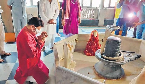 BJP MP Manoj Tiwari offers prayers at Hanuman Temple in Connaught Place after religious places were opened for first time in more than 2 months (Photo | EPS)