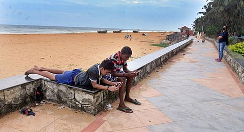 Two children watching virtual classes on a smartphone at Kochuveli in Thiruvananthapuram | Vincent Pulickal