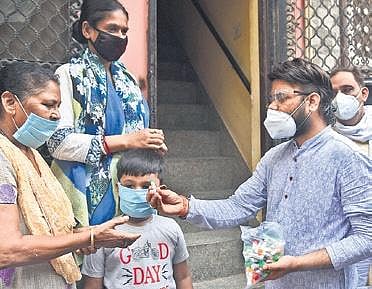 AAP MLA Praveen Kumar distributes ‘immunity-booster’ drug for COVID-19. (Photo | EPS)