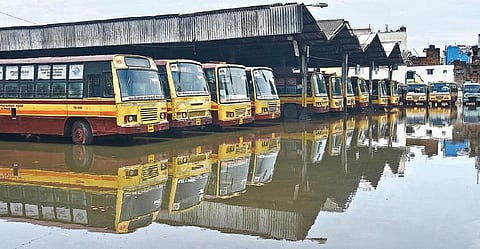 Tiruvanmaiyur mtc bus stop seen flooded after the heavy downpour | Ashwin prasath