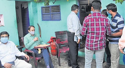 CBI sleuths inquiring at the house of victims, P Jeyaraj and J Beniks, at Sathankulam in Thoothukudi | Express