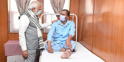 PM Narendra Modi interacting with an injured jawan in army hospital, Leh. (Photo | Twitter)