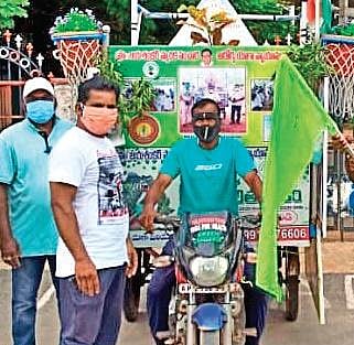 Matam Mallikarjun, who tours various districts with an aim to spread awareness about Covid-19, at Khammam on Wednesday
