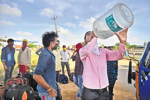 Migrant labourers from UP on NH-16 on the outskirts of Chennai (Photo |Debadatta Mallick, EPS