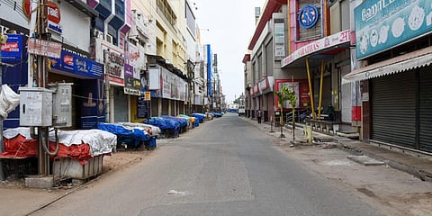 After a statewide weekly complete lockdown, Tiruchy's commercial hub of NSB Road wears deserted look on Sunday. (Photo| MK Ashok Kumar, EPS)