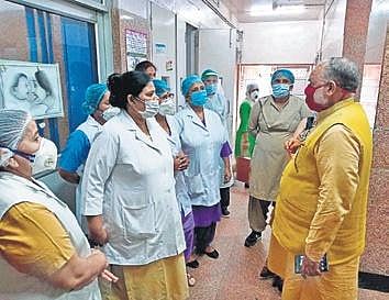 North Delhi Mayor Jai Prakash engages in a conversation with nurses. (Photo | EPS)