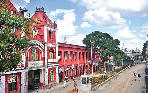 A deserted K R Market which will continue to remain closed till August 31, as odered by ChieF Minister B S Yediyurappa, in Bengaluru on Friday | arunima A