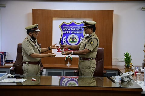 Out going BlrCity Police Commissioner Bhaskar rao hand over charge to new City commissioner Kamal Pant in Bengaluru. (Photo | Shriram B N, EPS)