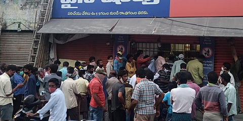 Ignoring social distancing norm, tipplers in large numbers throng a liquor shop in Vijayawada on Friday. (Photo| P Ravindra Babu, EPS)