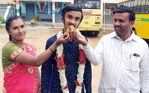 Mahesh G M with his parents (Photo | EPS)