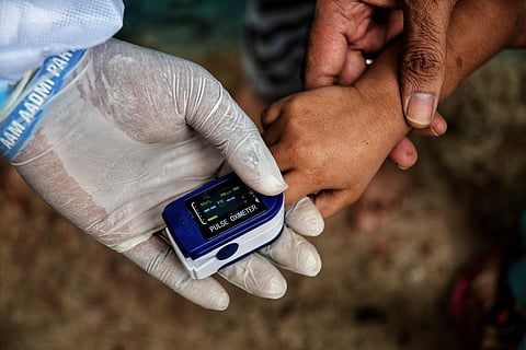 AAP workers check the pulse and temperature of residents in Pulakeshinagar in Bengaluru. (Photo | Shriram BN, EPS)