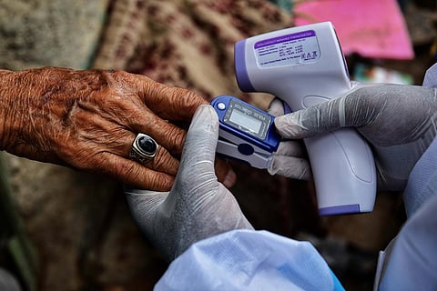 AAP workers chick pulse and temperature of Bengaluru residents. (Photo| EPS/ Shriram BN)