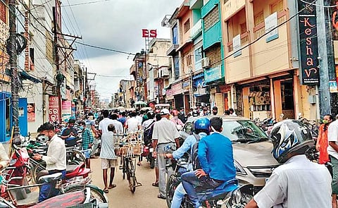 A crowded Bada Bazaar area in Berhampur of Ganjam district on Thursday. (Photo | EPS)
