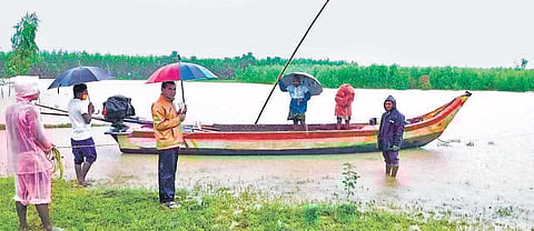 Water level in the Godavari is rising fast; forty-four villages in Devipatnam mandal, upstream of Dowleswaram barrage, face inundation threat | Express