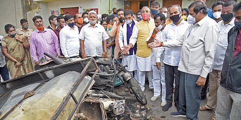A team of BJP delegates visited the riot hit area of DG Halli on Sunday to take stock of the ground situation in Bengaluru on Sunday. (Photo | Nagaraja Gadekal P, EPS)