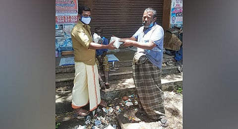 36-year-old Anilkumar U distributing food packets to the homeless in the vicinity of Kadakkavoor and Nilakkamukku areas