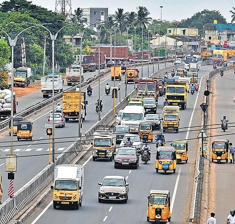 The GST Road at Puzhal in Chennai witnessed heavy traffic on Monday after auto-generation of e-passes for inter district travel came into force | P Jawahar