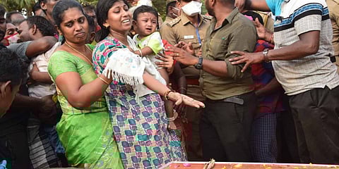 Subramanian's wife and his child during his funeral procession at Pandaravilai in Thoothukudi. (Photo| EPS)