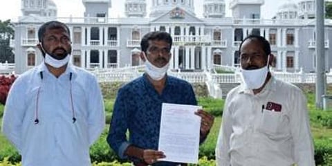 Mysuru PDOs submit a memorandum to police over the harassment of a health officer of Nanjangud taluk. (Photo | Udayshankar S, EPS)