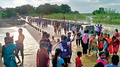 Scores of people, along with their families, visit Pocharam project.