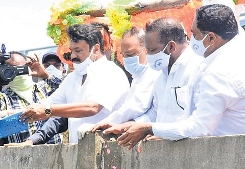Ministers Talasani Srinivas Yadav and Errabelli Dayakar Rao releasing fishlings into Mylaram reservoir in Warangal (Rural) district on Monday