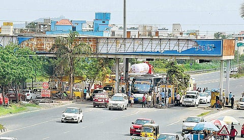Vehicles line up at Vanagaram toll plaza on Chennai Bypass road. (Photo | Martin Louis, EPS)