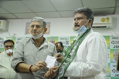 Former DG Sunil Kumar joining JD-U in Patna on Saturday. (Photo | Ranjit K Dey/EPS)