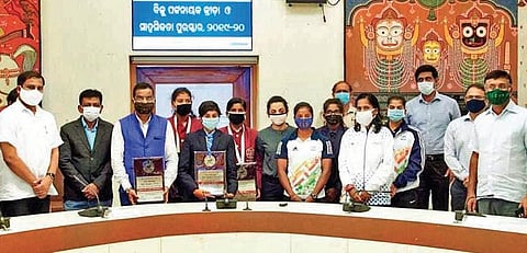 Awardees with the Sports Minister and State Government officials. (Photo | Express)