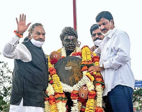 Ministers K S Eshwarappa and Ramesh Jarkiholi pay floral tributes to the statue of Krantiveera Sangolli Rayanna in Belagavi on Saturday | EXPRESS