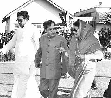Pranab Mukherjee with former PM Indira Gandhi and former CM R Gundu Rao