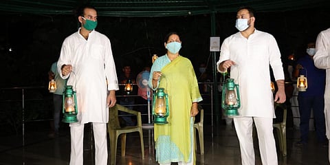 Ex- Bihar CM Rabri Devi along with her two sons - Tej Pratap (L) and Tejashwi (R) - burnt lanterns to protest against unemployment crisis. (Photo| EPS)