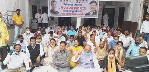 PCC president Pritam Singh, vice president Suryakant Dhasmana and spokesperson Garima Dasauni, slogan-shouting party workers sat on the dharna (Photo | Twitter)