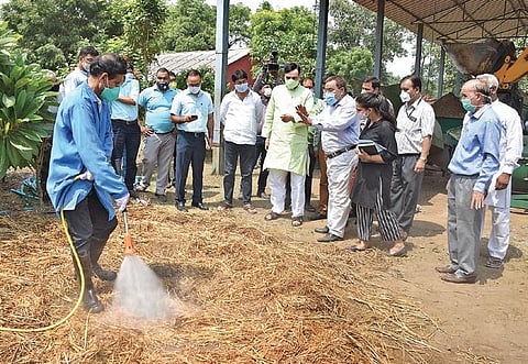 Environment minister Gopal Rai during demonstration of bio-decomposer techinque to solve pollution related issues due to stubble burning (Photo | EPS)