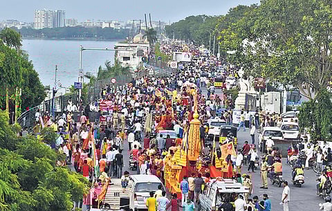 Heavy traffic at Tank Bund as the 10-day Ganesh Chaturthi festivities come to an end | S Senbagapandiyan