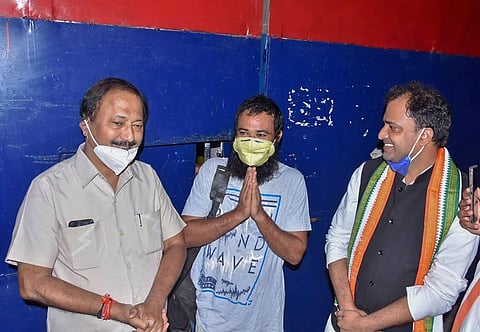 Dr Kafeel Khan (C) following his release from Mathura jail after the Allahabad High Court quashed his detention under the National Security Act. (Photo | PTI)