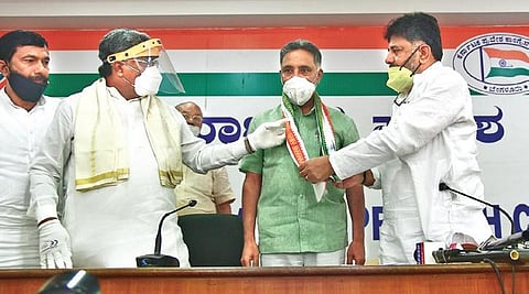 Former MLC Ramesh Babu joins the Congress in the presence of KPCC president D K Shivakumar and CLP leader Siddaramaiah on Saturday (Photo | Vinod Kumar T, EPS)