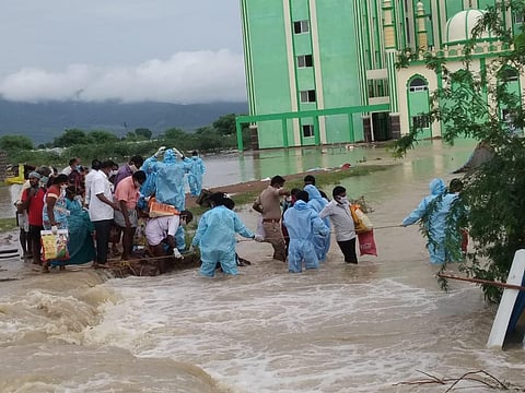 The sub-inspector along with his team, rushed to the spot and took Covid-19 patients to a safer location using a rope.