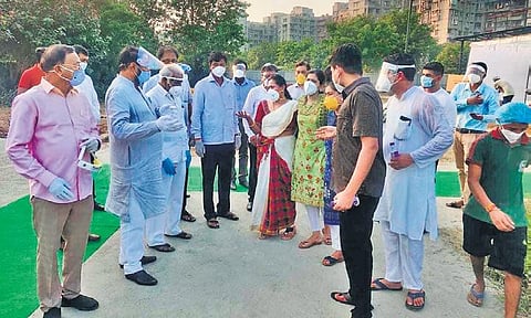 Union Minister of State for Railways Suresh Angadi’s wife Mangala and daughter Spoorthi meet his followers before the funeral | EXPRESS