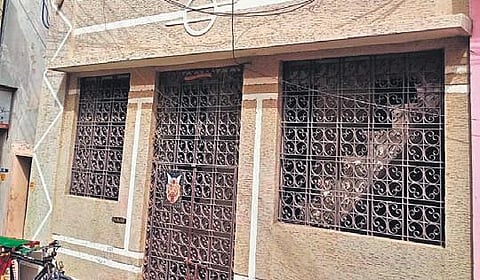 The house located at Tipparajuvari Street in Nellore donated by Balasubrahmanyam to Sri Kanchi Kamakoti Peetham for running a Vedic school I Express