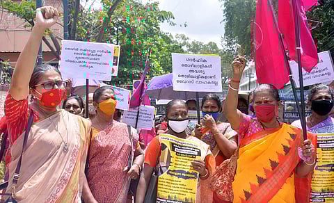 SEWA state secretary Sonia George leading the protest dharna in front of the Secretariat. (Photo | Vincent Pulickal, EPS)