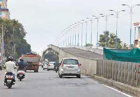 Vehicles moving along the service road as Palarivattom flyover wears a deserted look | Arun Angela/Palarivattom flyover