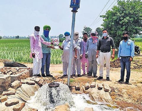 Farmers honour officials with flowers (Photo | EPS)