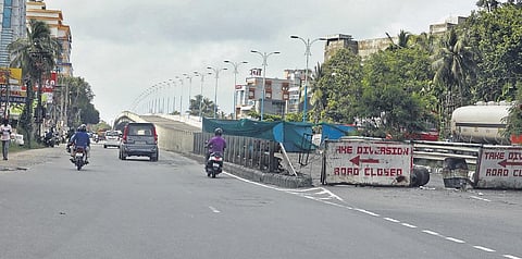 Vehicles moving on the service road near the closed Palarivattom flyover | File pic