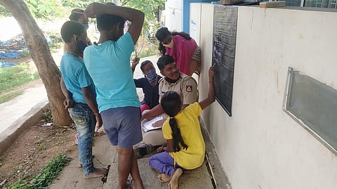 Sub-Inspector Shanthappa Jademmnavar teaches kids of migrant labourers in Bengaluru | EXPRESS