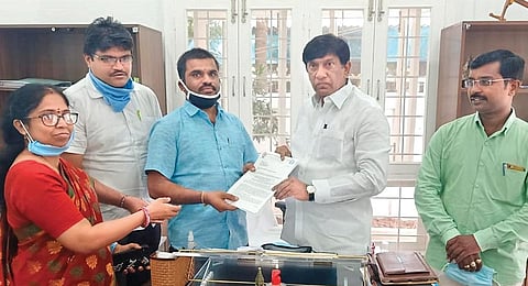 Private teachers and lecturers call on Telangana State Planning Board Vice-Chairman Vinod Kumar at his residence in Hyderabad on Sunday. (Photo| Special arrangment)