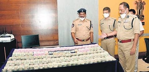 Police Commissioner Bathini Sreenivasulu displaying `1.47 crore seized by the CTF sleuths before the media in Vijayawada on Tuesday. (Photo | EPS)