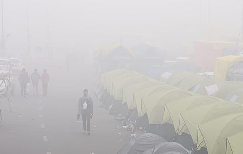 Dense fog engulfs Delhi on Friday Morning. (Photo | EPS/Parveen Negi)